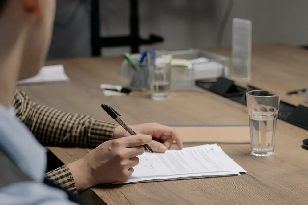 Persona firmando un contrato